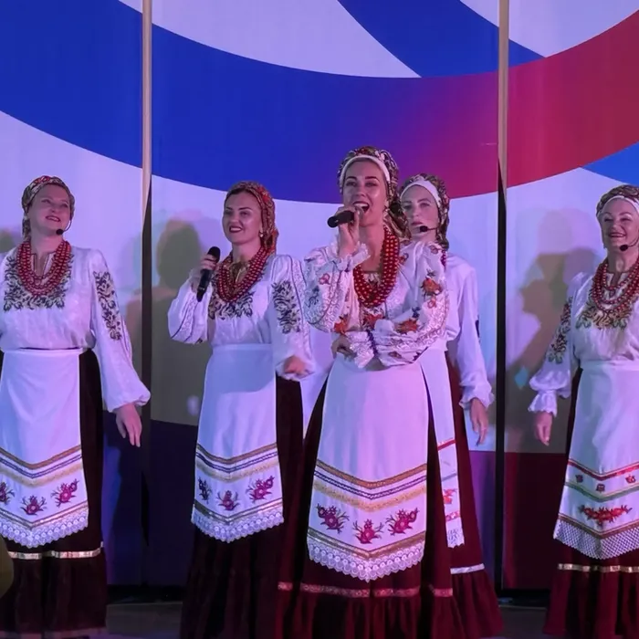 Казачьи напевы под сенью российского триколора!