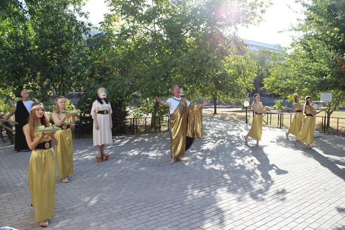 Горгиппия встречает гостей (12)