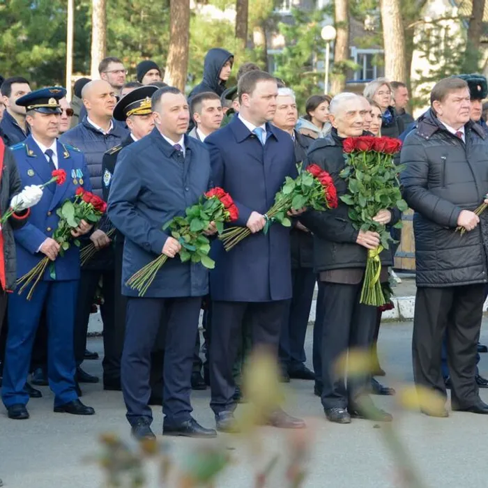 В Анапе в память о подвиге воинов возложили цветы и гирлянду к стеле Города воинской славы.