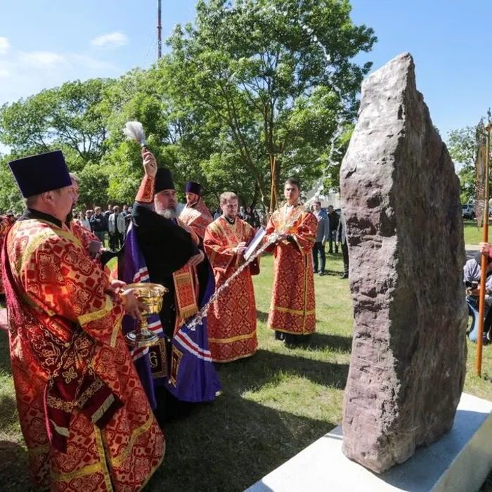 Торжественная церемония освящения закладки памятного   камня под строительство   православного храма