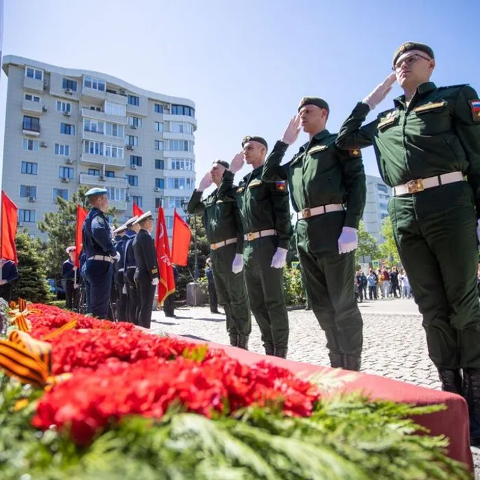 К стеле «Город воинской славы» возложили Гирлянду славы и цветы&nbsp;