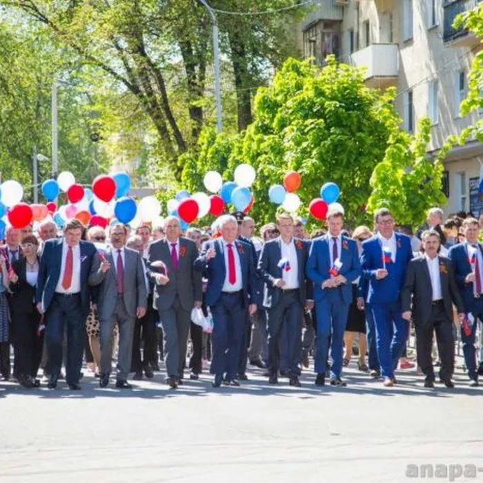Анапа встретила Первомай праздничным шествием