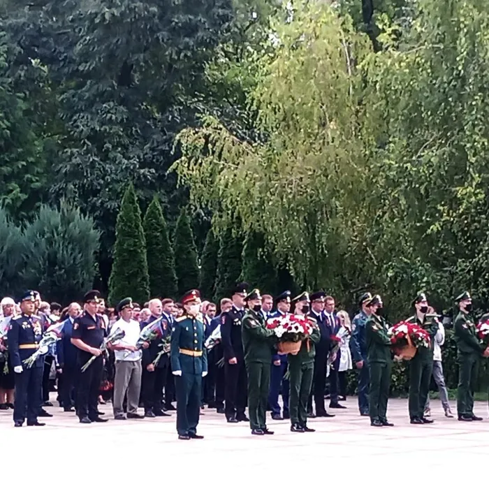 Торжественная церемония возложения цветов к Вечному огню