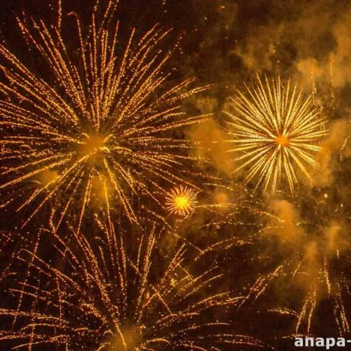 Анапчане и гости курорта ярко и весело встретили 2018-й год