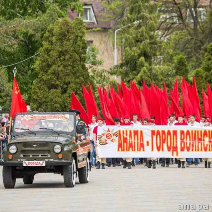 По Городу воинской славы торжественным маршем прошли войска Анапского гарнизона