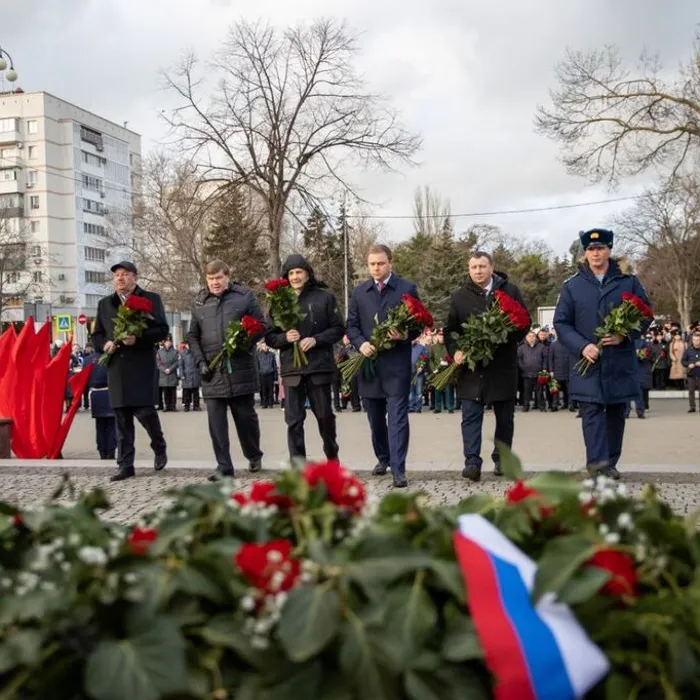 В День защитника Отечества в Анапе возложили цветы к стеле Города воинской славы 